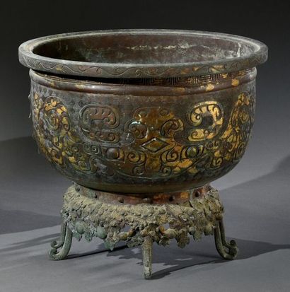 null JAPON - XIXe siècle
Cache-pot en bronze golden splash, de style chinois archaïque
Kyoto
H....