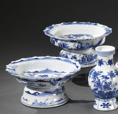null CHINE - Début du XIXe siècle
Deux coupes sur pied en porcelaine, l'un à décor...