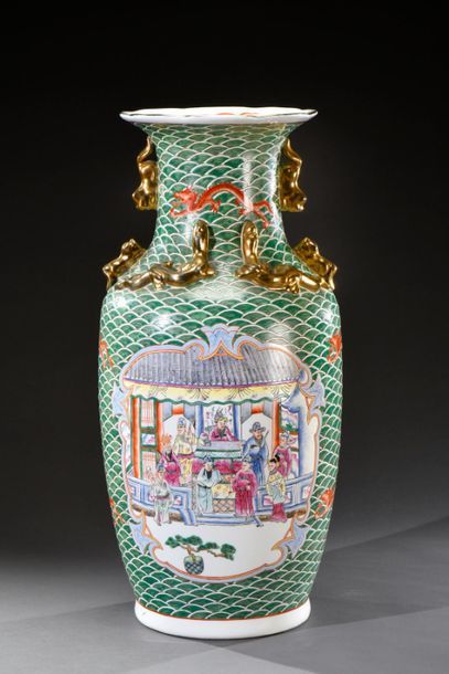 null CHINE - Début du XXe siècle
Grand vase balustre en porcelaine, à décor polychrome...