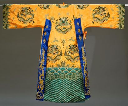 null CHINE - XXe siècle
Grande robe en tissu satiné, à décor sur fond jaune de dix...