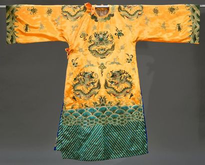 null CHINE - XXe siècle
Grande robe en tissu satiné, à décor sur fond jaune de dix...