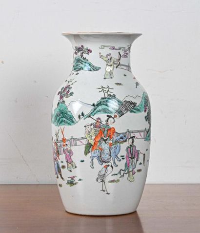 null CHINE - Début du XXe siècle
Vase balustre en porcelaine, à décor polychrome...