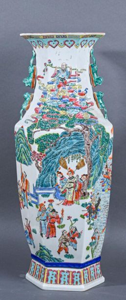 null CANTON - Dans le goût du XIXè siècle
Vase hexagonal à décor de personnages de...