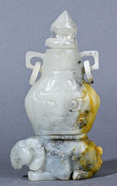 null CHINE - XXè siècle
Petit vase couvert de médecine en jade, à deux anses à anneaux...