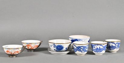 null VIETNAM - Vers 1900
Ensemble en porcelaine blanc bleu comprenant trois tasses...