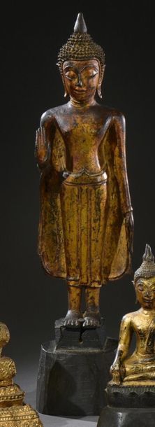 null THAILANDE - XVIIe siècle
Bouddha abhaya mudra debout, à robe courte dévoilant...