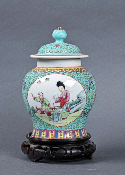 null CHINE - XXe siècle
Petite potiche couverte en porcelaine, à décor de scènes...
