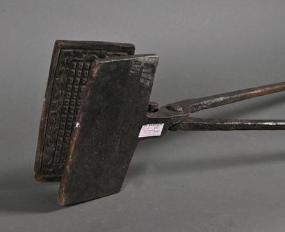 null Wrought iron waffle iron centered of the date 1721
18th century
L. 82 cm