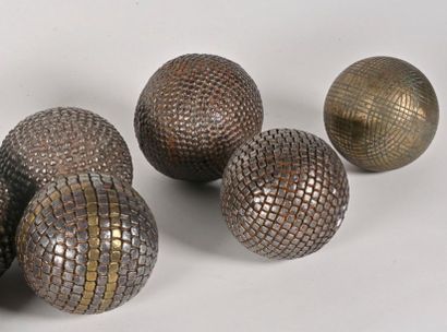 null Ten boules of pétanque from Lyon in studded wood
XIXth century

We join a modern...