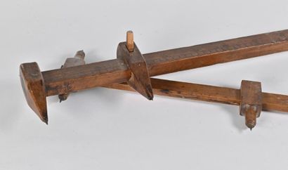 null Two wooden callipers
20th century
L. 53 cm and 100 cm