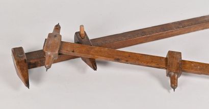 null Two wooden callipers
20th century
L. 53 cm and 100 cm