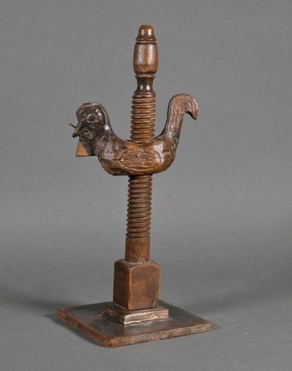 null Wooden oil lamp holder with bird decoration
19th century 
H. 40 cm
Slits