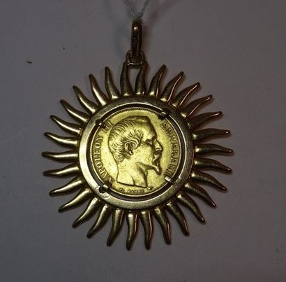 null Un pendentif en or jaune 18K (750°/°°), orné d'une pièce de 20F or Napoléon...
