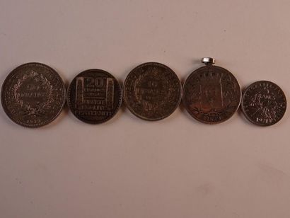 null Lot de cinq pièces en argent comprenant:
- une pièce de 50 francs Hercule 1977
-...
