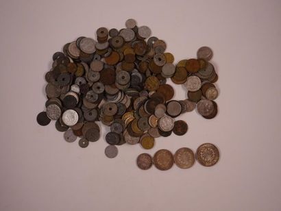 null Lot de monnaies françaises et étrangères, XXe siècle, dont:
- deux pièces de...