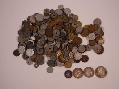 null Lot de monnaies françaises et étrangères, XXe siècle, dont:
- deux pièces de...