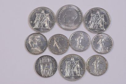 null Lot de dix pièces en argent comprenant :
- quatre pièces de 5 Francs Semeuse...