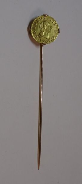null Un demi escudo, Charles II d'Espagne, 1760, serti sur une épingle à cravate...