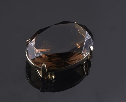 null Broche ornée d'un important quartz fumé ovale, la monture en métal doré