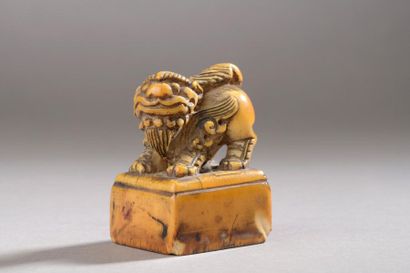 null "VIETNAM, sceau en ivoire sculpté représentant un chien de fô debout sur un...