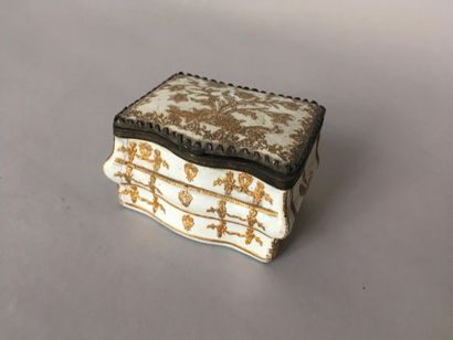 null "Petite boîte en métal émaillé en forme de commode tombeau à décor doré de fleurs,...