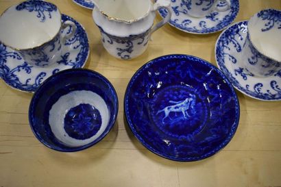 null "Large set of fine English porcelain with various blue decorations, including...