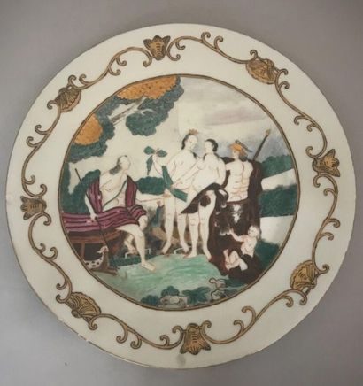 null " Style of the compagnie des Indes Porcelain plate of circular shape decorated...