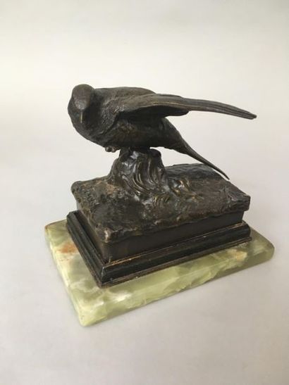 null "Henry FUGERE (1872-1944) Bronze bird on green marble base H. 12.5 cm - L. 15...