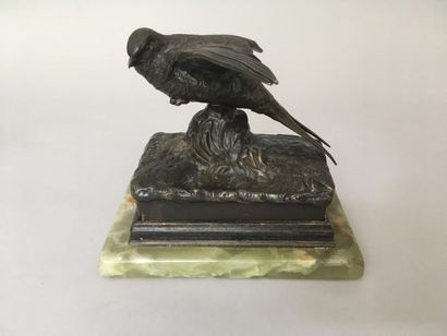 null "Henry FUGERE (1872-1944) Bronze bird on green marble base H. 12.5 cm - L. 15...