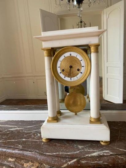 null "Portico clock in white marble. Louis Philippe period. Height 46 cm."