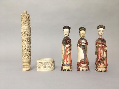 null "CHINE Trois figurines à tête amovible en ivoire peint. Elles représentent des...