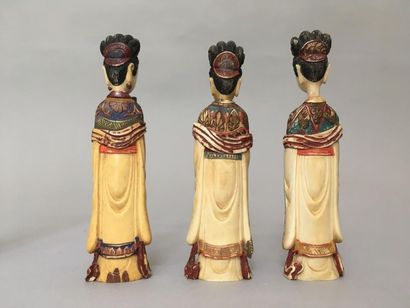 null "CHINE Trois figurines à tête amovible en ivoire peint. Elles représentent des...