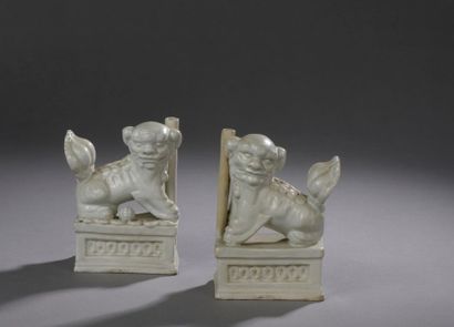 null CHINE, XIXe siècle
Deux chiens de fô en porcelaine 
Un des porte-batons d'encens...