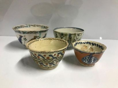null *TURQUIE OTTOMANE, Kutahya, XVIIIe siècle
Quatre coupelles en ceramique polychrome,...