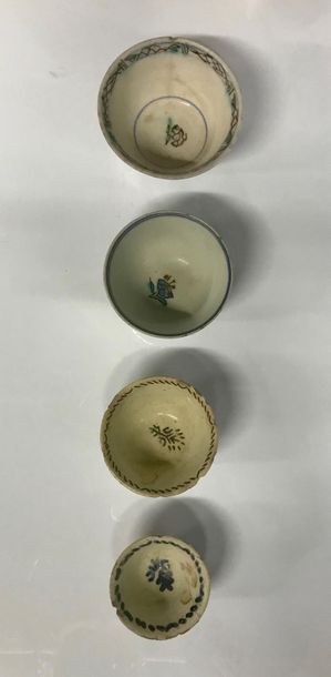 null *TURQUIE OTTOMANE, Kutahya, XVIIIe siècle
Quatre coupelles en ceramique polychrome,...