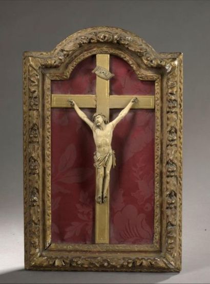 null An ivory crucifix, carved and gilded wood frame 
19th century
H. 48,5 cm 