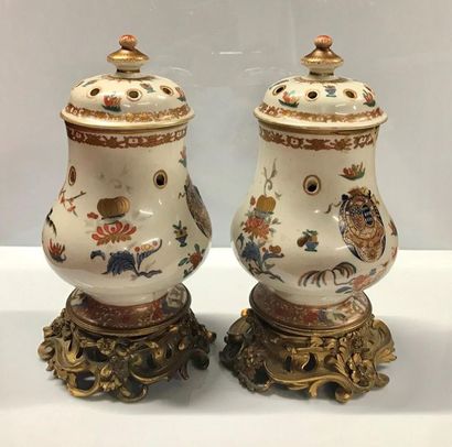 null *SANCON in Paris in the taste of China 
Two potpourri vases in porcelain with...