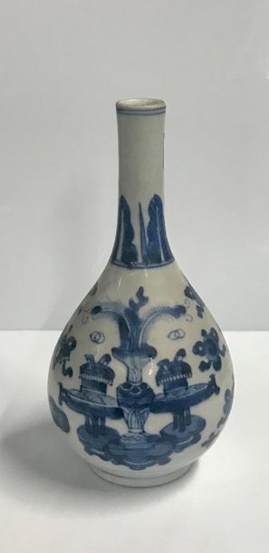 null *Un vase en porcelaine bleu et blanc à décor de pagode
CHINE, XIXe siècle
H....