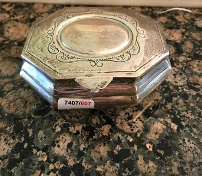 null Octagonal silver box 800 thousandths, the lid decorated with a medallion, resting...