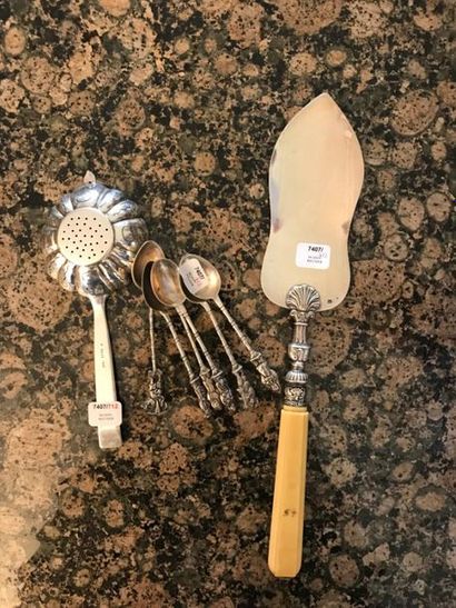 null Silver mismatched LOT, including: - a tart shovel, the handle in encrypted ivory....