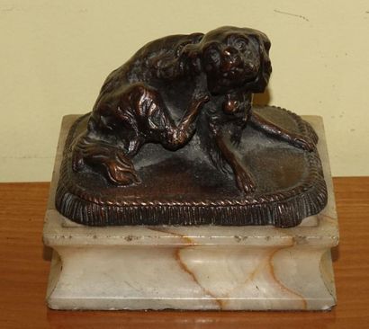 null PAPER PRESS decorated with a dog scratching himself on a patinated bronze cushion,...