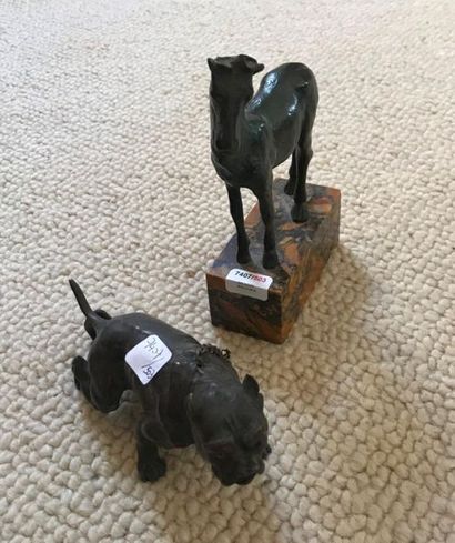 null TWO bronze SUBJECTS representing : - a bulldog ready to pounce, with dark patina,...