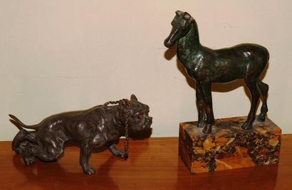 null TWO bronze SUBJECTS representing : - a bulldog ready to pounce, with dark patina,...
