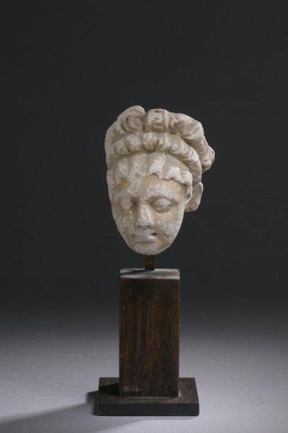 null INDIA - GANDHARA, Greco-Buddhist art, 2nd / 4th century Head of a young woman...