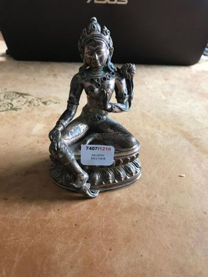 null MONGOLIE - XVIIIe siècle. Statuette en bronze doré de Siamatara assise en ardhaparyanka...