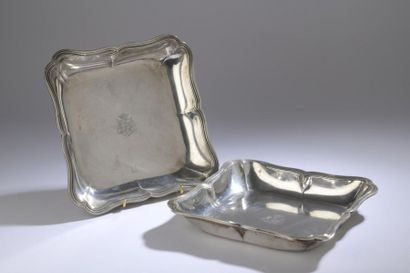 null Pair of square plain silver bowls, model fillets contours engraved on the bottom...