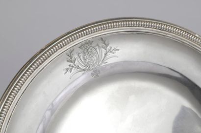 null Six round plates in plain silver, the wing underlined by a moulding of gadroons,...