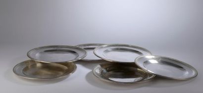 null Six round plates in plain silver, the wing underlined by a moulding of gadroons,...