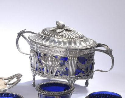 null Covered sugar bowl in openwork silver. Laying on four. Ball feet, decorated...