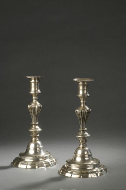 null Pair of silver torches, the baluster shaft with gadroons, the base with contours.
Foreign...